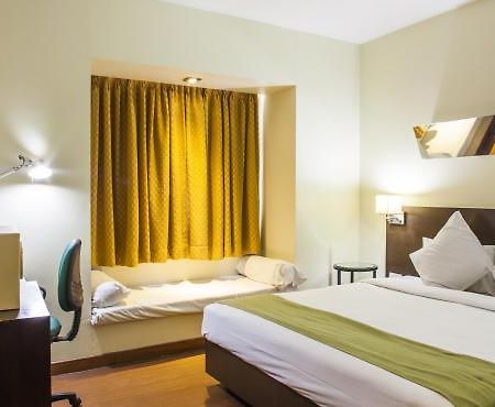 Sandhya Hotel Хайдарабад Экстерьер фото